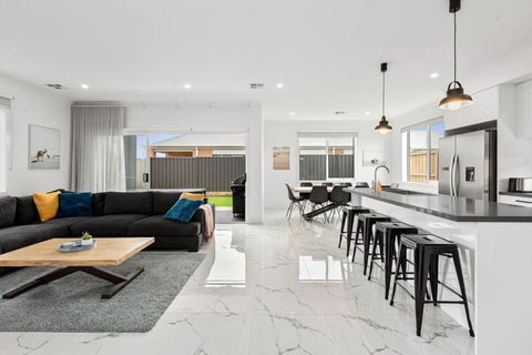 Amazing Family Home Opposite A Park & Sleeps 10 - Accommodation Coffs Harbour 1