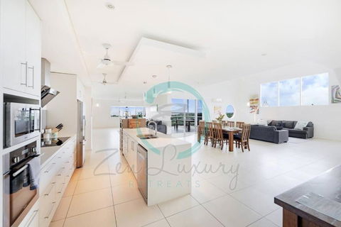 ZEN LUXURY: 2-Story 4-BR Penthouse In Darwin City With Mindal Markets & Harbour Views - Accommodation Coffs Harbour 2