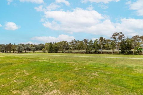 ZMITH Apartment - BROOKE, - Near AIS, GIO Stadium, UC, & Nth - Canberra Hospital - Accommodation Coffs Harbour 3
